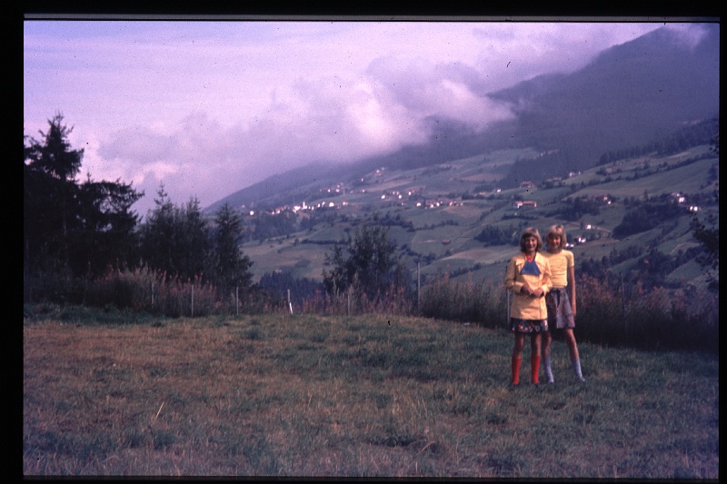 10.Oostenrijk jul 1975 Brigitte,Marion.JPG